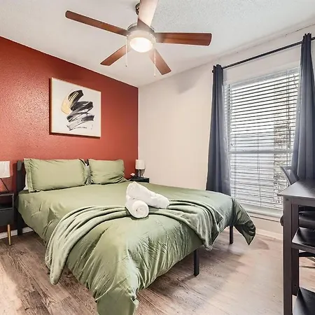 Ferienwohnung Chic 2B Getaway - 10Min To Dtwn - W/D, Pool, Prkg